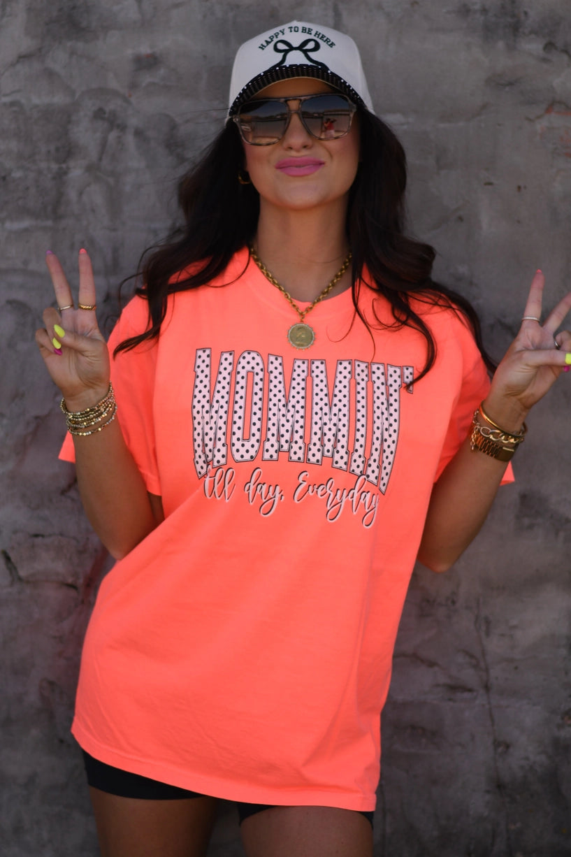 Mommin all day tee